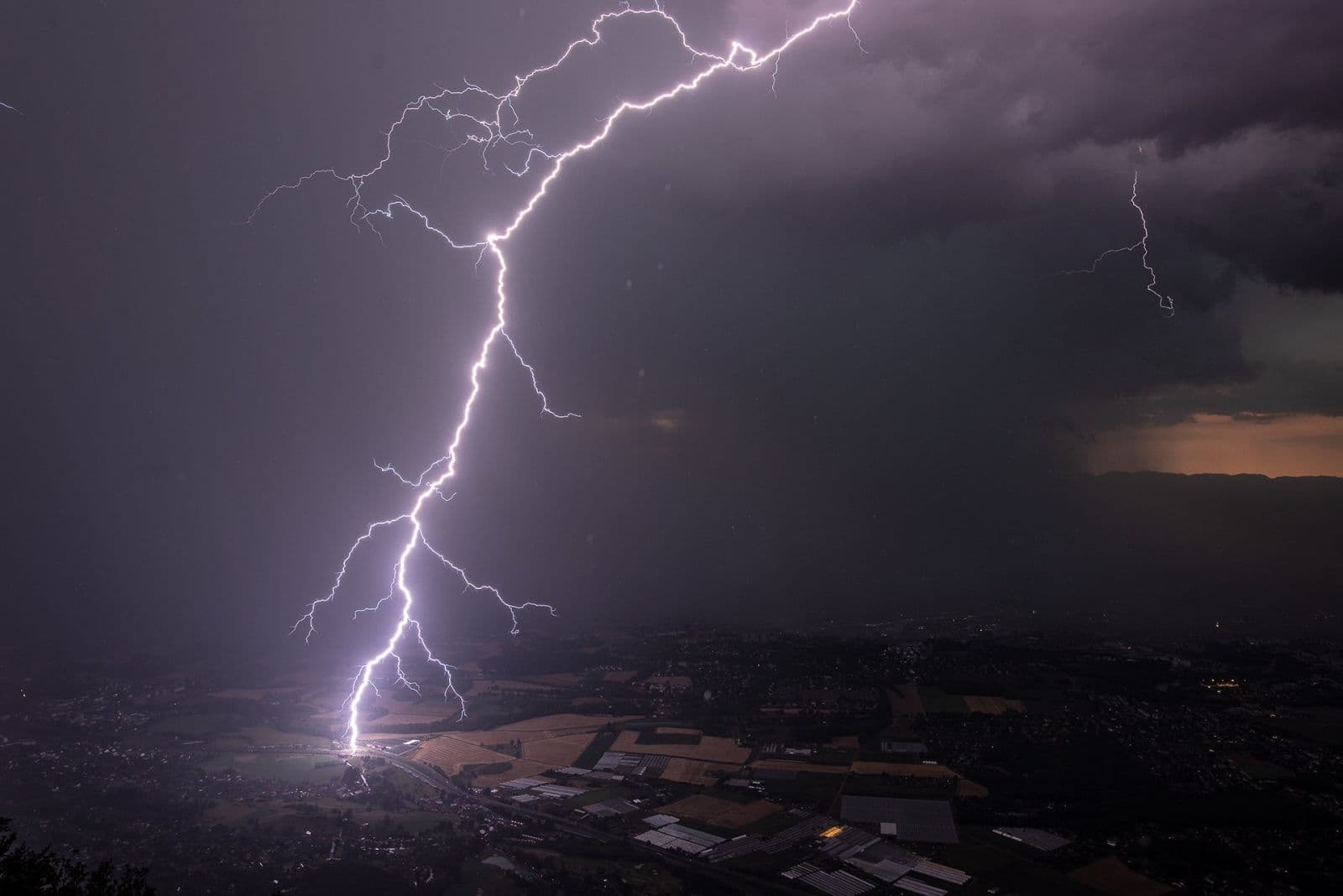 Image d'illustration pour De nombreux orages mettent fin à la canicule