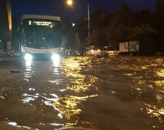 Image d'illustration pour Violents orages en Rhône-Alpes : foudre, grêle, vent et inondations