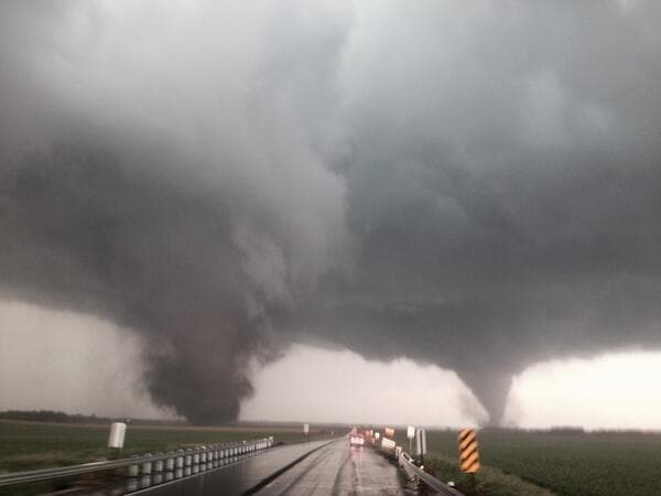 Image d'illustration pour Il y a un an : impressionnantes tornades jumelles au Nebraska