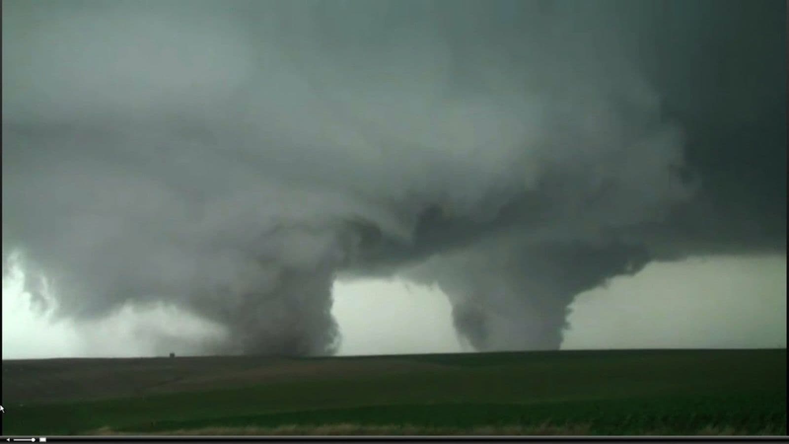 Image d'illustration pour Il y a un an : impressionnantes tornades jumelles au Nebraska