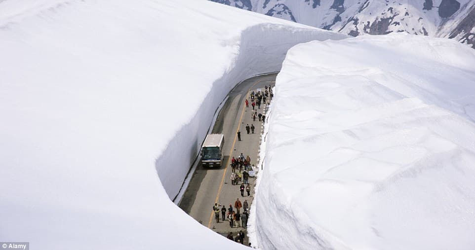 Image d'illustration pour Murs de neige sur la route Tateyama Kurobe au Japon