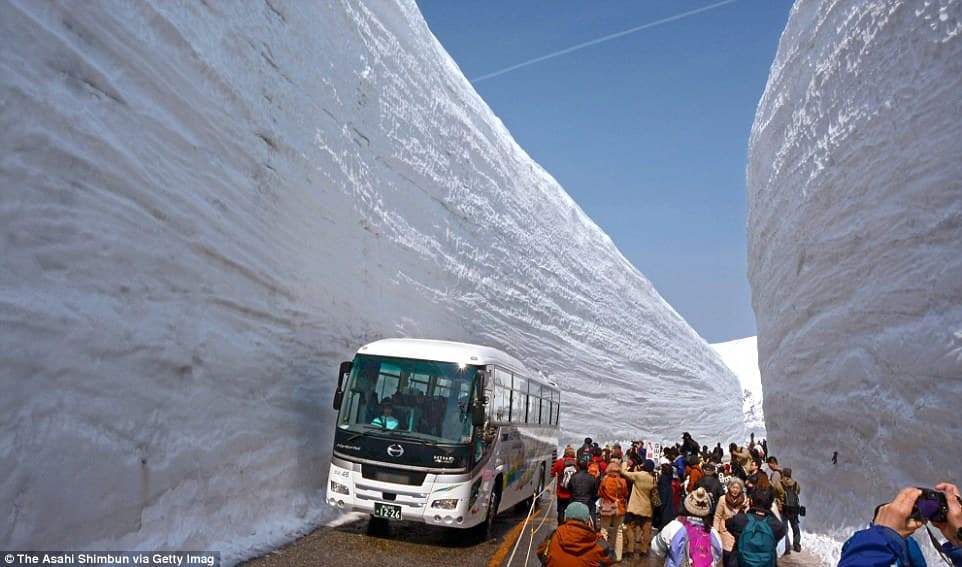 Image d'illustration pour Murs de neige sur la route Tateyama Kurobe au Japon