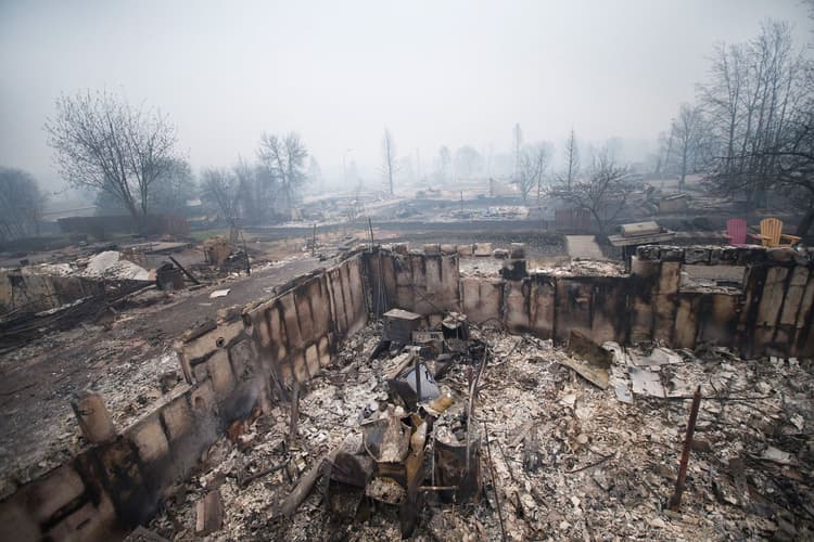 Image d'illustration pour Un gigantesque incendie ravage l'Alberta (Canada)